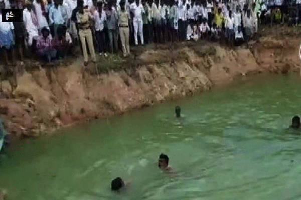 कर्नाटक में एक दंपति ने चार बच्चों के साथ तालाब में कूदकर आत्महत्या कर ली, पूरे राज्य में रहा चर्चा का विषय