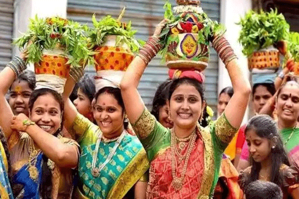 तेलंगाना की संस्कृति और परंपराओं को दर्शाने वाली बोनालु उत्सव की चहल-पहल शुरू, 15 करोड़ जारी