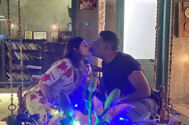 वीडियो वायरल : अभिनेता प्रकाश राज ने पत्नी के साथ की दूसरी शादी, बेटे के सामने ही पत्नी को चुम्बन!?