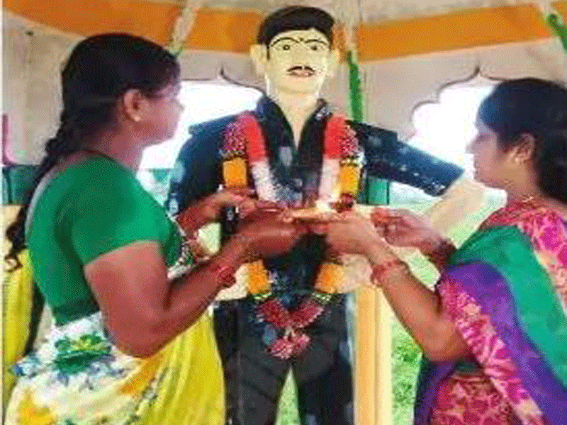 तेलंगाना: बहनों ने बांधी भाई की प्रतिमा को राखी, किया पवित्र बंधन का इजहार