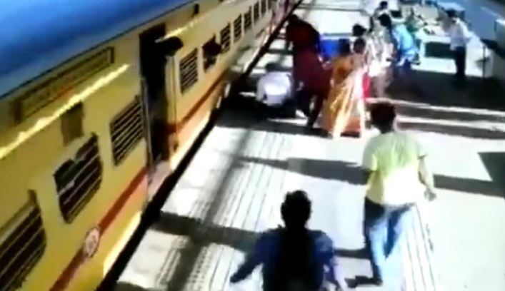 मुंबई में चलती ट्रेन में चढ़ते समय गिर गई महिला, ऐसे बच गई जान (VIDEO)