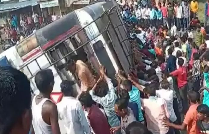 तेलंगाना: कंटेनर ने मारी TSRTC बस को टक्कर, चालक समेत 5 यात्री गंभीर रूप से घायल