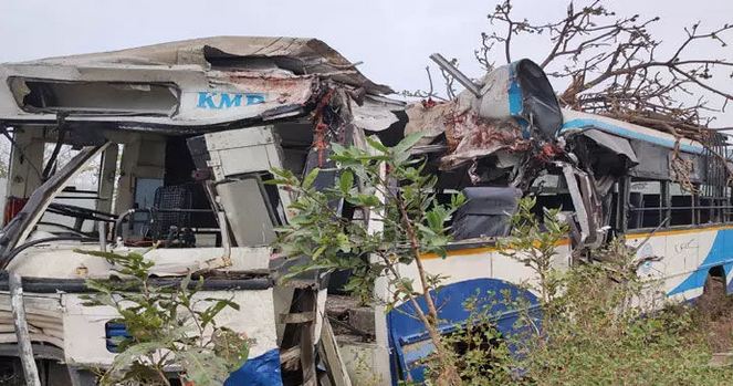 Road Accident: भैंस बचाने के प्रयास में पेड़ से टकराई TSRTC Bus, 13 यात्री गंभीर जख्मी