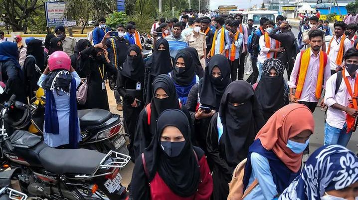हिजाब विवाद पर कर्नाटक हाईकोर्ट का बड़ा फैसला, कहा- “यह धर्म का अनिवार्य हिस्‍सा नहीं है”