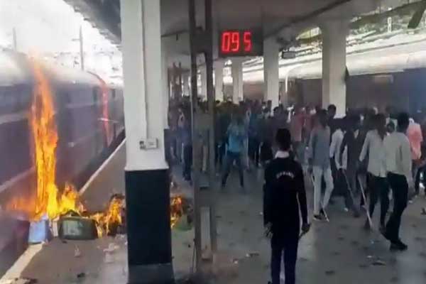 सिकंदराबाद रेलवे स्टेशन आगजनी और तोड़फोड़ मामले के कुछ और वीडियो आये सामने, उठ रहा है षड्यंत्र का पर्दा