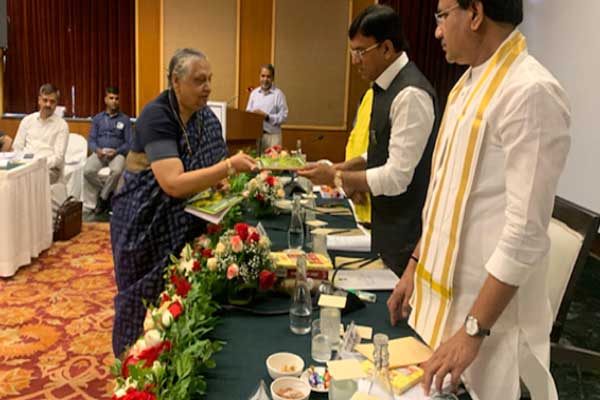 हिंदी सलाहकार समिति: डॉ अहिल्या मिश्र ने पुष्पक की नवीनतम अंक मंत्री डॉ मंडाविया एवं अन्य को भेंट की