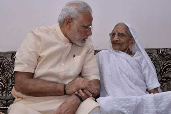 विशेष: प्रधानमंत्री नरेंद्र मोदी की मां हीराबेन 100 साल में भी हैं स्वास्थ्य, जानिए उनके खाने और हेल्थ का राज