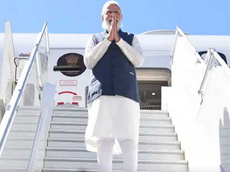 बेगमपेट एयरपोर्ट पहुंचे प्रधानमंत्री नरेेंद्र मोदी, राज्यपाल, मंत्री तलसानी और बीजेपी नेताओं ने किया जोरदार स्वागत