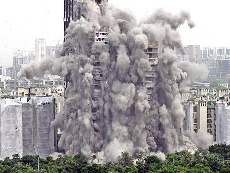 ताश के पत्तों की तरह गिर गई नोएडा का ट्विन टावर, लोगों की बेचैनी की घड़ी खत्म (फोटो-वीडियो)