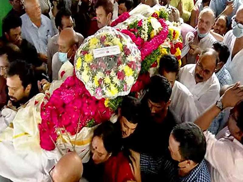 अश्रु नयनों से रेबल स्टॉर कृष्णम राजू का अंतिम संस्कार, पत्नी ने दिया कंधा, उमड़ पड़ा बड़ा हुजूम