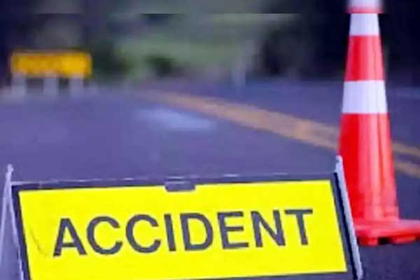 Road Accidnet: ट्रक से टकराई तेज रफ्तार बाइक, महिला समेत तीन की मौके पर मौत