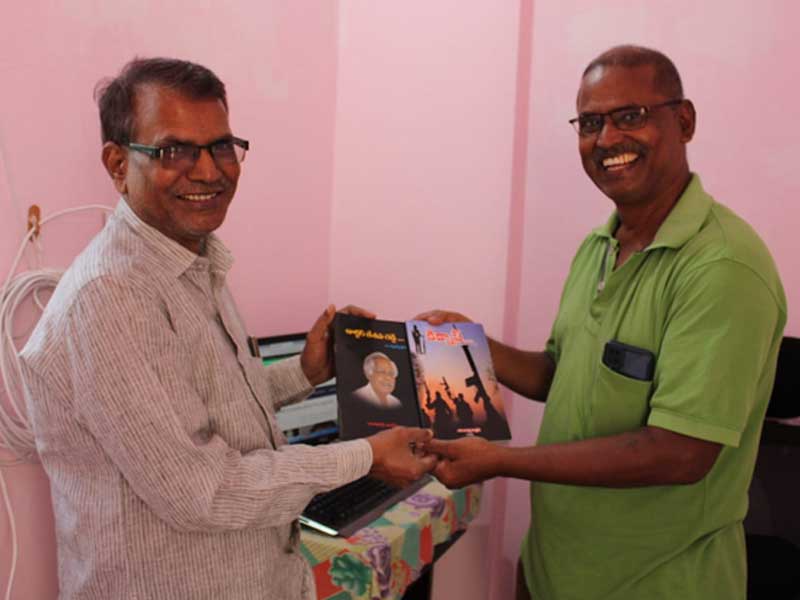 तेलुगु के वरिष्ठ पत्रकार याटकर्ला मल्लेश ने किया तेलंगाना समाचार दौरा, भेंट की ये पुस्तकें और…