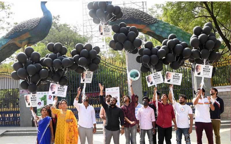Telangana Handloom Youth Force: प्रधानमंत्री मोदी के आगमन के खिलाफ काले गुब्बारे उड़ाकर विरोध प्रदर्शन