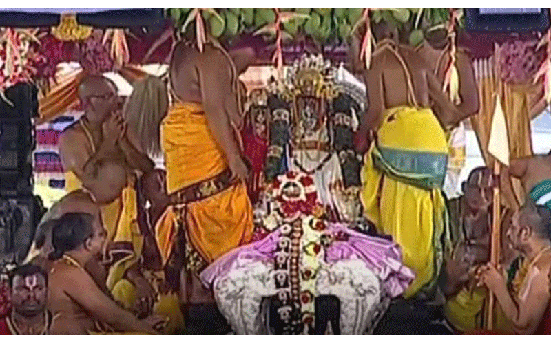 भद्राद्री में श्री सीताराम कल्याणोत्सव भव्यता से प्रारम्भ, उमड़ी भक्तों की भीड़