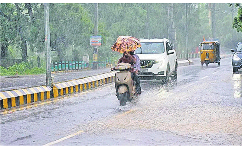 तेलंगाना में अगले तीन दिनों तक भारी से अति भारी बारिश, इन जिलों में रेड अलर्ट, सोमवार रात हुआ यह बेहाल