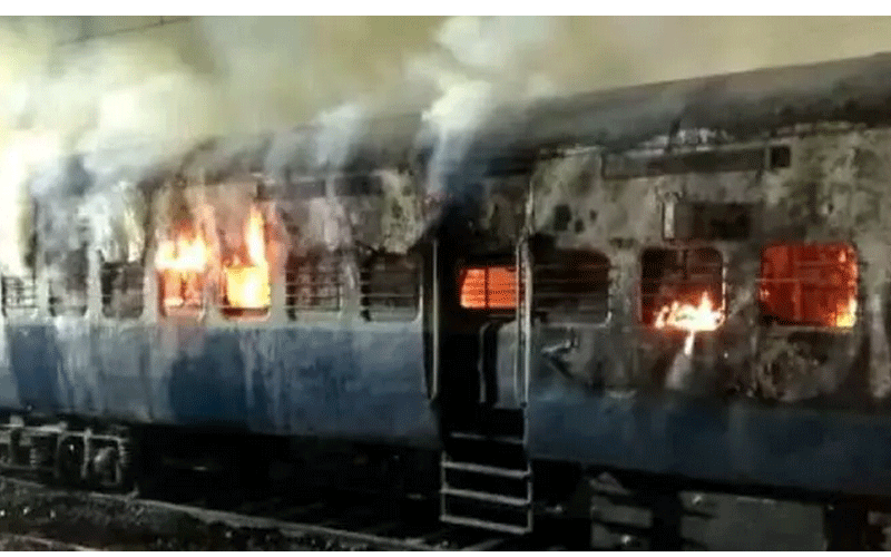 Big Breaking: तेलंगाना एक्सप्रेस में अग्नि दुर्घटना, S-2 बोगी में लगी आग