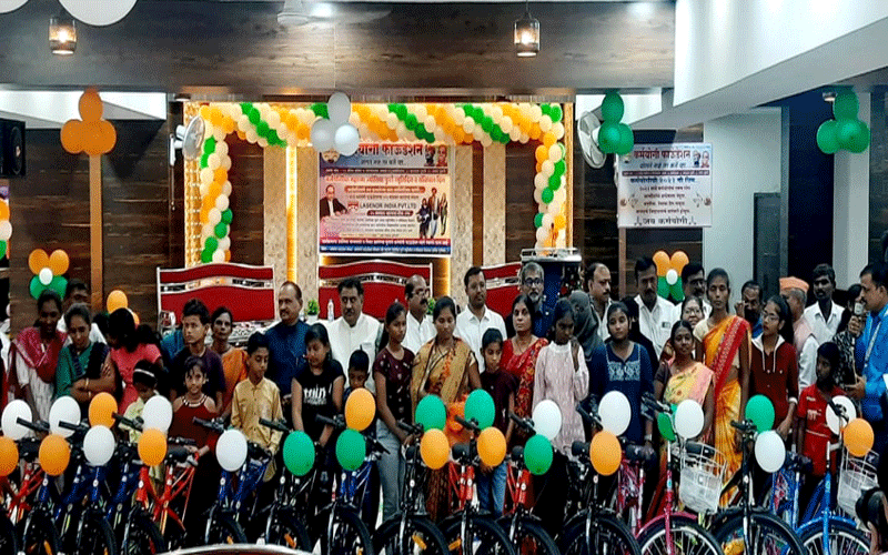 कर्मयोगी फाऊंडेशन: आईवडिलांचे छत्र हरवलेल्या बाल सावित्रीना सायकली देऊन साजरा केला संविधान दिन