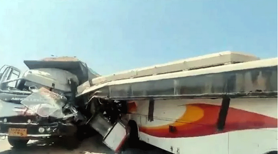 Road Accident : तेज़ रफ़्तार लॉरी ने APSRTC बस को मारी टक्कर, बाल-बाल बचे 40 यात्री (वीडियो)