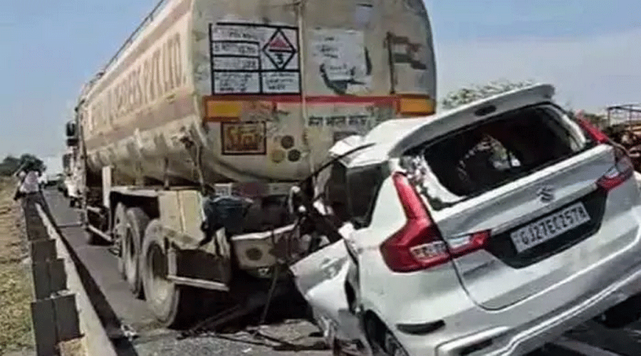 Road Accident : ऑयल टैंकर को कार ने पीछे से मारी टक्कर, 10 लोगों की मौत