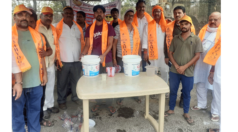 बिहार सहयोग समिति : भीषण गर्मी में राहत पहुंचाने के लिए बटर मिल्क वितरित