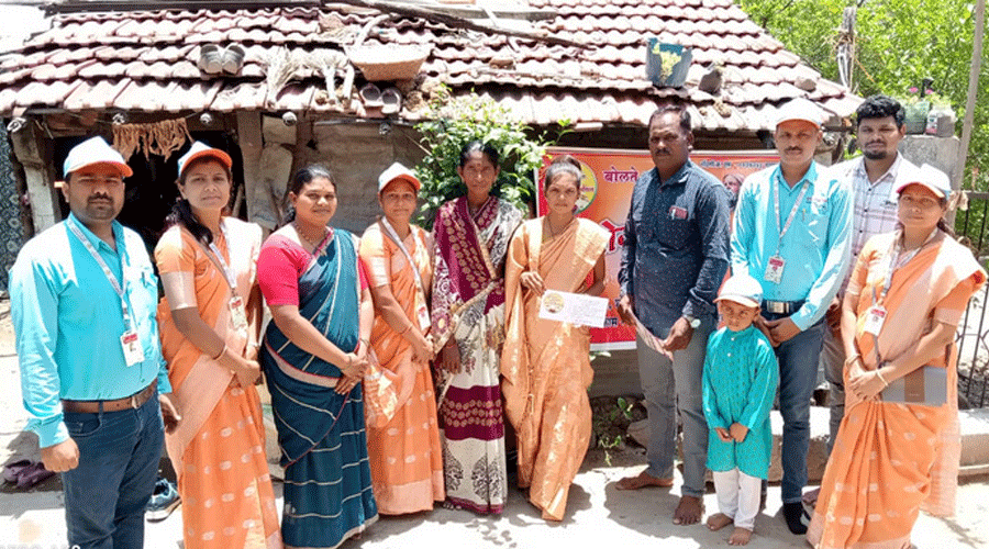 Karmayogi Foundation : वडिलांचे छत्र हरवलेल्या करिनाच्या लग्नाला १० हजार रुपयांची आर्थिक मदत