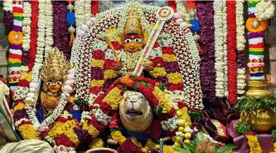 Lashkar Bonalu: सीएम रेवंत रेड्डी ने किये देवी माता के दर्शन, उमड़ पड़ी भक्तों की अपार भीड़