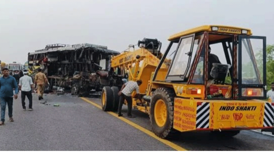 Road Accident: तेज रफ्तार डबल डेकर बस ने दूध टैंकर को पीछे से मारी टक्कर,18 लोगों की मौत और…