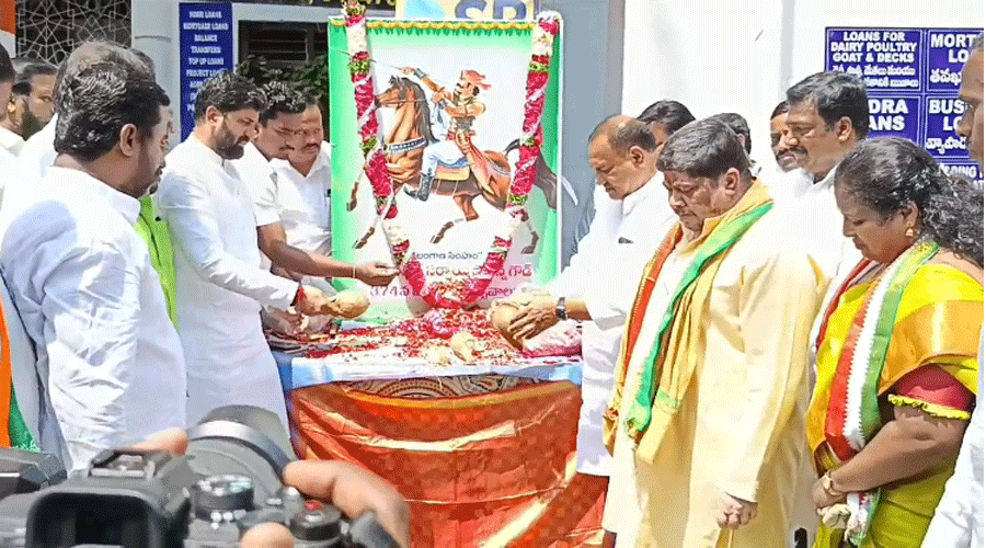 గాంధీ భవన్ లో సర్దార్ సర్వాయి పాపన్న గౌడ్ 374 వ జయంతి వేడుకలు