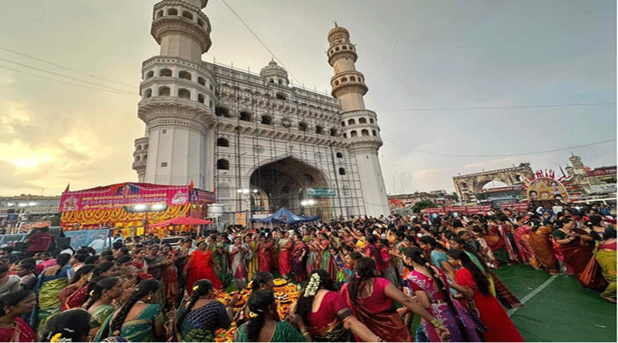 భారతీయ జనతా పార్టీ మహిళా మోర్చా ఆధ్వర్యంలో భాగ్యలక్ష్మీ ఆలయం దగ్గర బతుకమ్మ వేడుకలు