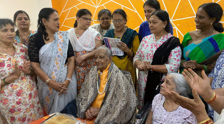 धूमधाम से मनाया गया वरिष्ठ योगाचार्य रतनलाल जाजू का 103 वां जन्मदिन, इस मंच के समाज सेवी ने किया सम्मानित