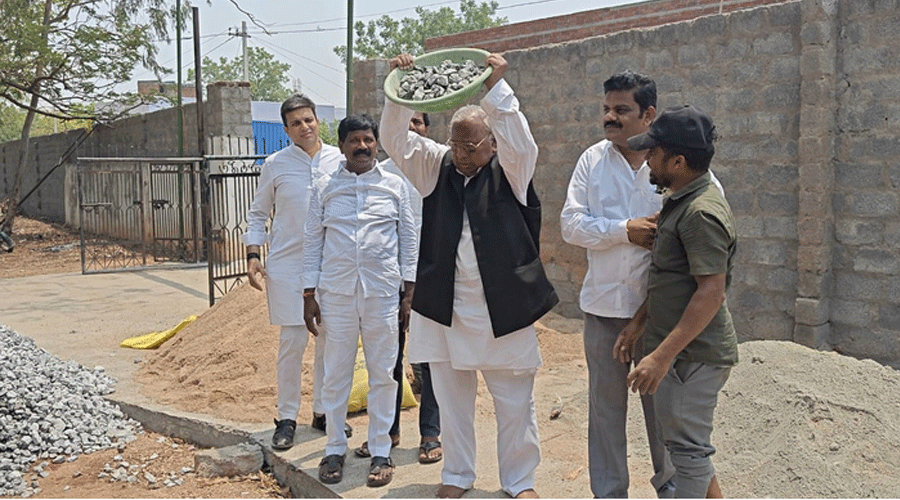 కార్మికుడిగా మారిన కాంగ్రెస్ సీనియర్ నాయకుడు వీహెచ్ హనుమంతరావు