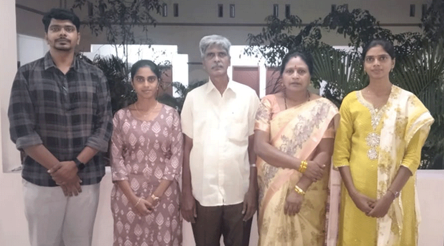 BRAOU XXVI CONVOCATION: … అందరూ పూర్వవిద్యార్దులే, ఇప్పుడు బంగారు పథకం అందుకుంటున్నా గాయత్రీ