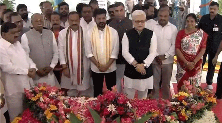 बापु को नमन: राज्यपाल जिष्णु देव और मुख्यमंत्री रेवंत रेड्डी ने महात्मा गांधी को श्रद्धांजलि अर्पित की