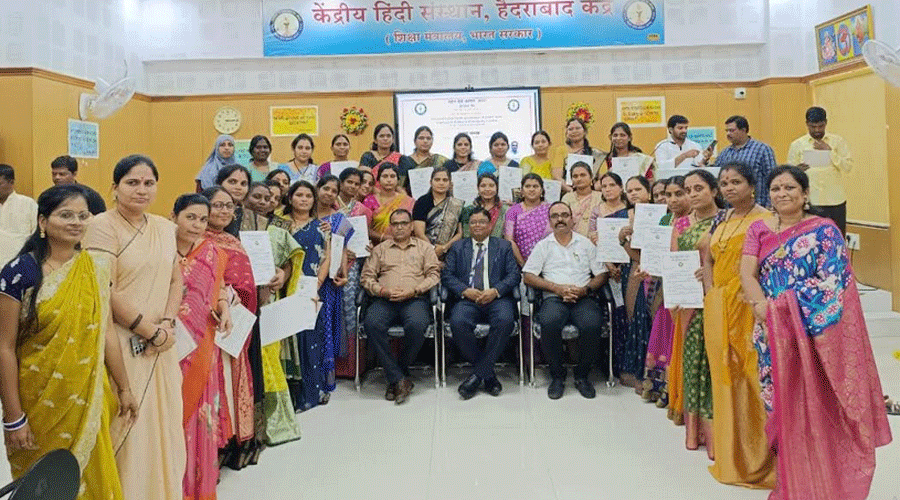 इस स्कूल के हिंदी अध्यापकों के प्रशिक्षण के लिए नवीकरण पाठ्यक्रम, ऐसे हुआ समापन समारोह संपन्न