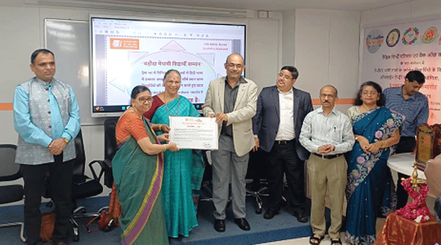 वैश्विक हिंदी परिवार और बैंक ऑफ बडौदा के सह-संयोजन में हिंदी प्रतियोगिता के विजेताओं को पुरस्कार प्रदान