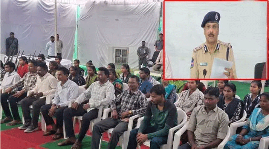 डीजीपी के सामने 37 माओवादियों ने किया सरेंडर, इनमें पुरुष ज्यादा महिलाएं हैं లొంగిపోయిన 37 మంది మావోయిస్టులు