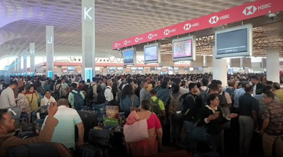 इंडिगो की एक हजार से अधिक उड़ानें रद्द, एयरपोर्ट्स पर यात्रियों का हंगामा, एअर इंडिया की चांदी…