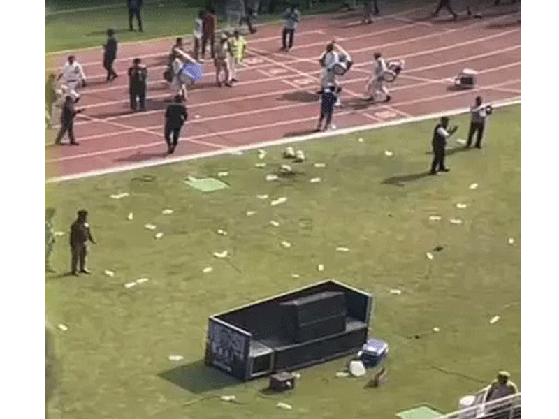 मेसी के साल्ट लेक स्टेडियम से बना मैच खेले जाने से गुस्साए फैंस, फेंकी बोतलें और कुर्सियां ​​స్టేడియంలోకి బాటిల్స్ విసిరి ఫ్యాన్స్