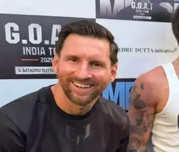 फुटबॉल के दिग्गज लियोनेल मेसी पहुंचे हैदराबाद, सबकी नजरें मेसी बनाम रेवंत मैच पर హైదరాబాద్‌లో ఫుట్‌బాల్ దిగ్గజం లియోనల్ మెస్సి