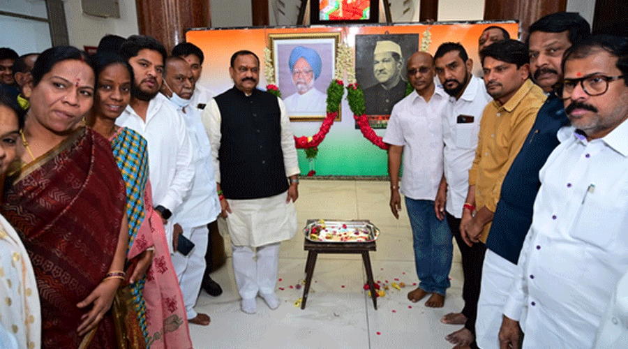 TPCC President Mahesh Kumar Goud Pays Rich Tributes on the Death Anniversary of Dr Manmohan Singh