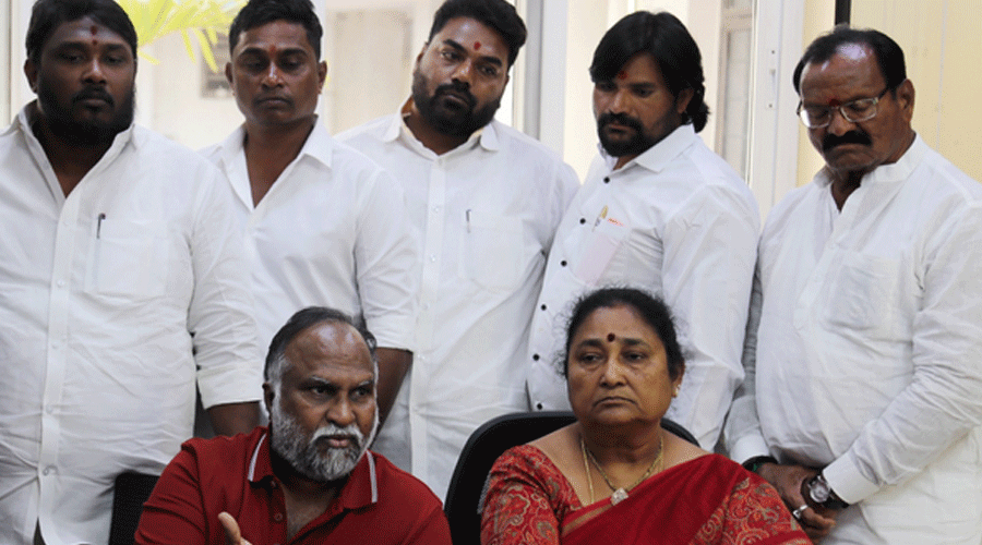 సంగారెడ్డి పట్టణ ప్రజలకు నిరంతర నీటి సరఫరా కొరకై సమీక్ష సమావేశంలో కలెక్టర్ తో చర్చించిన జగ్గారెడ్డి