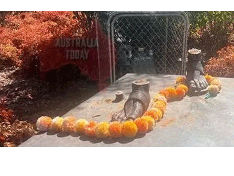 हे शांतिदूत माफ करो ! महात्मा गांधी की मूर्ति को काटकर ले गये चोर, మహాత్మా గాంధీ విగ్రహాన్ని కత్తిరించుకుపోయారు