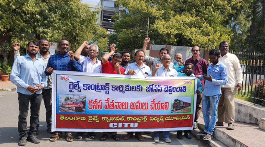 రైల్వే కాంట్రాక్ట్ కార్మికుల ధర్నా, అధికారులకు వినతి పత్రం