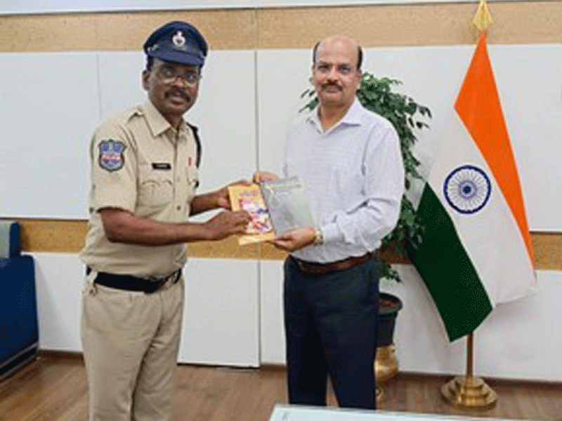 తెలంగాణ డీజీపీ బి. శివధర్ రెడ్డి చేతిలో ‘ఉరికంబం నీడలో’ ఆత్మకథ तेलंगाना डीजीपी के हाथ में ‘उरीकंबम नीडलो’