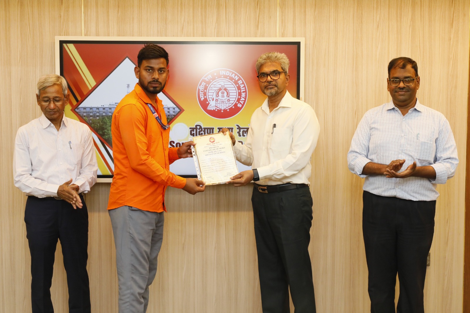 రైల్వే ఉద్యోగులకు “ఎంప్లాయీ ఆఫ్ ది మంత్” భద్రతా అవార్డులను ప్రదానం చేసిన దక్షిణ మధ్య రైల్వే జనరల్ మేనేజర్ సంజయ్ కుమార్ శ్రీవాస్తవ