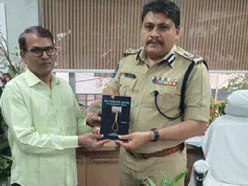 తెలంగాణ సీనియర్ ఉన్నత పోలీసు అధికారులను ఆకట్టుకున్న ‘ది హ్యాంగింగ్ నూస్’