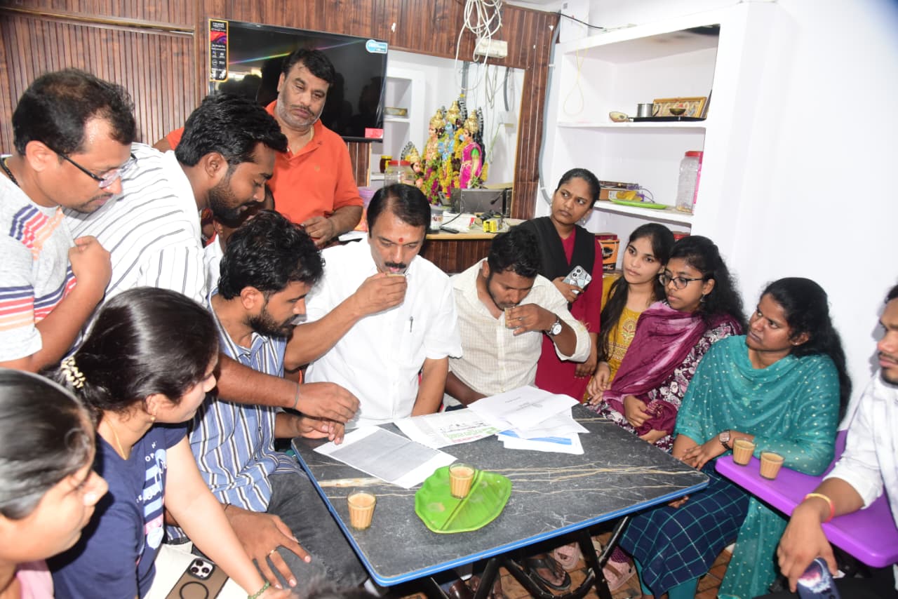 ఆస్పరెంట్ అడ్డా- టీ పాయింట్ వద్ద నిరుద్యోగులతో టీ తాగుతు శాసనసభ్యులు దేవిరెడ్డి సుధీర్ రెడ్డి సమావేశం, చేసారు ఈ డిమాండ్