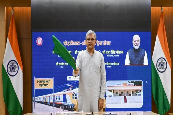 Union Minister Ashwini Vaishnaw Flags Off Dohrighat-Mau-Aunrihar Passenger Train