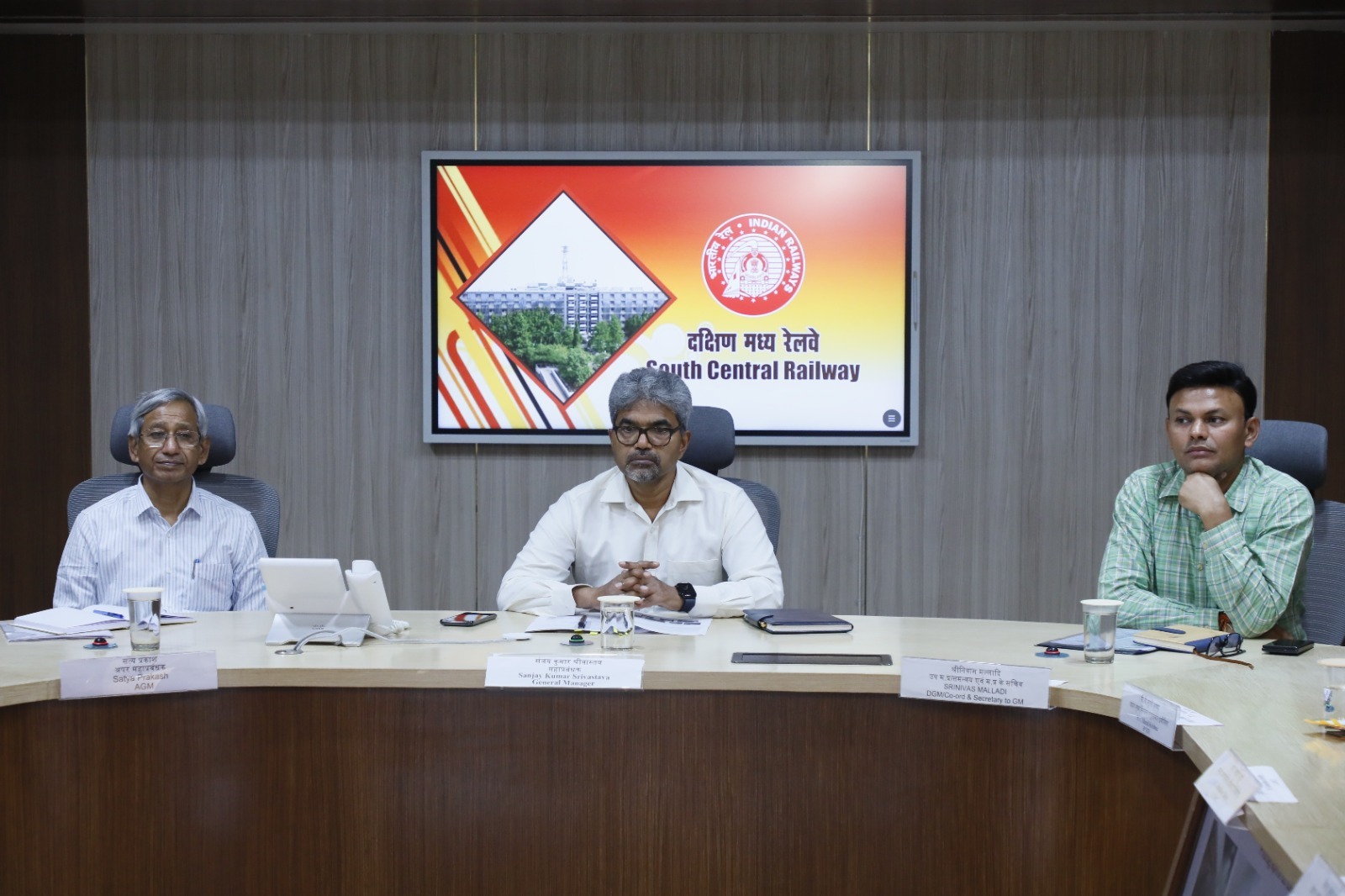వేసవి కాలం దృష్ట్యా భద్రతా చర్యలపై సమీక్ష నిర్వహించిన దక్షిణ మధ్య రైల్వే జనరల్ మేనేజర్ సంజయ్ కుమార్ శ్రీవాస్తవ