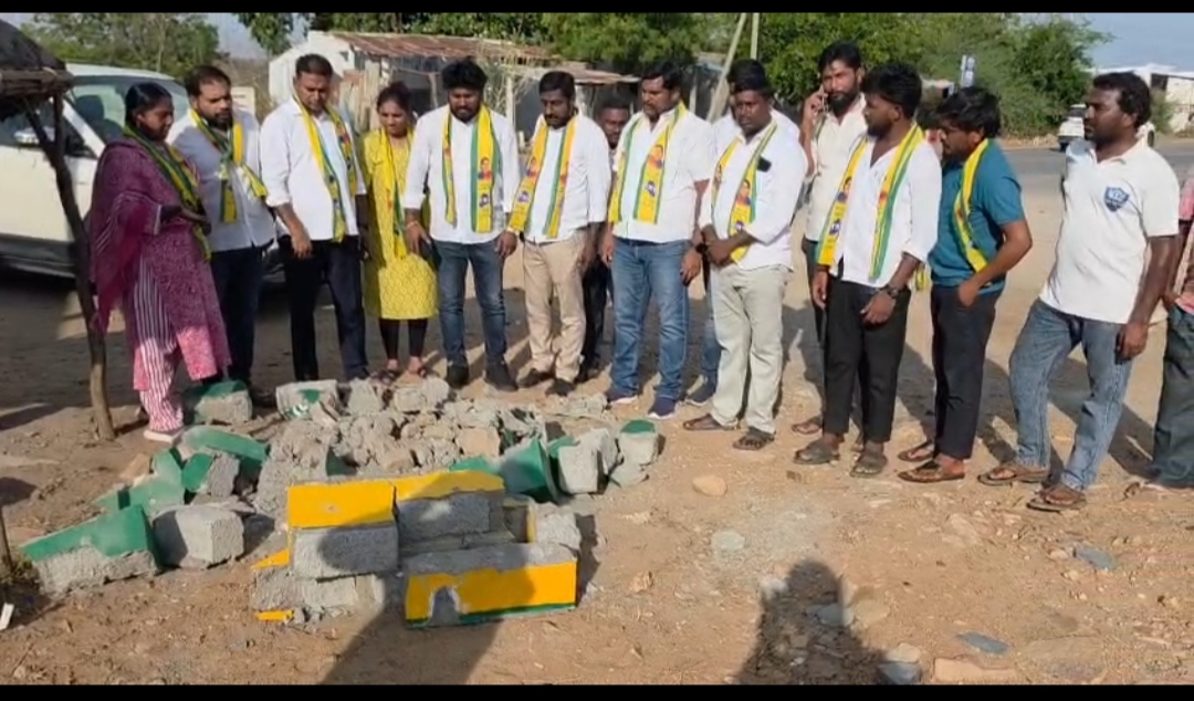 నాగార్జున సాగర్ లో టీఆర్ఎస్ జెండా గద్దె కూల్చివేత, నందికొండ మున్సిపల్ ఆఫీస్ ముందు బైఠాయించిన బీఆర్ఎస్ నాయకులు